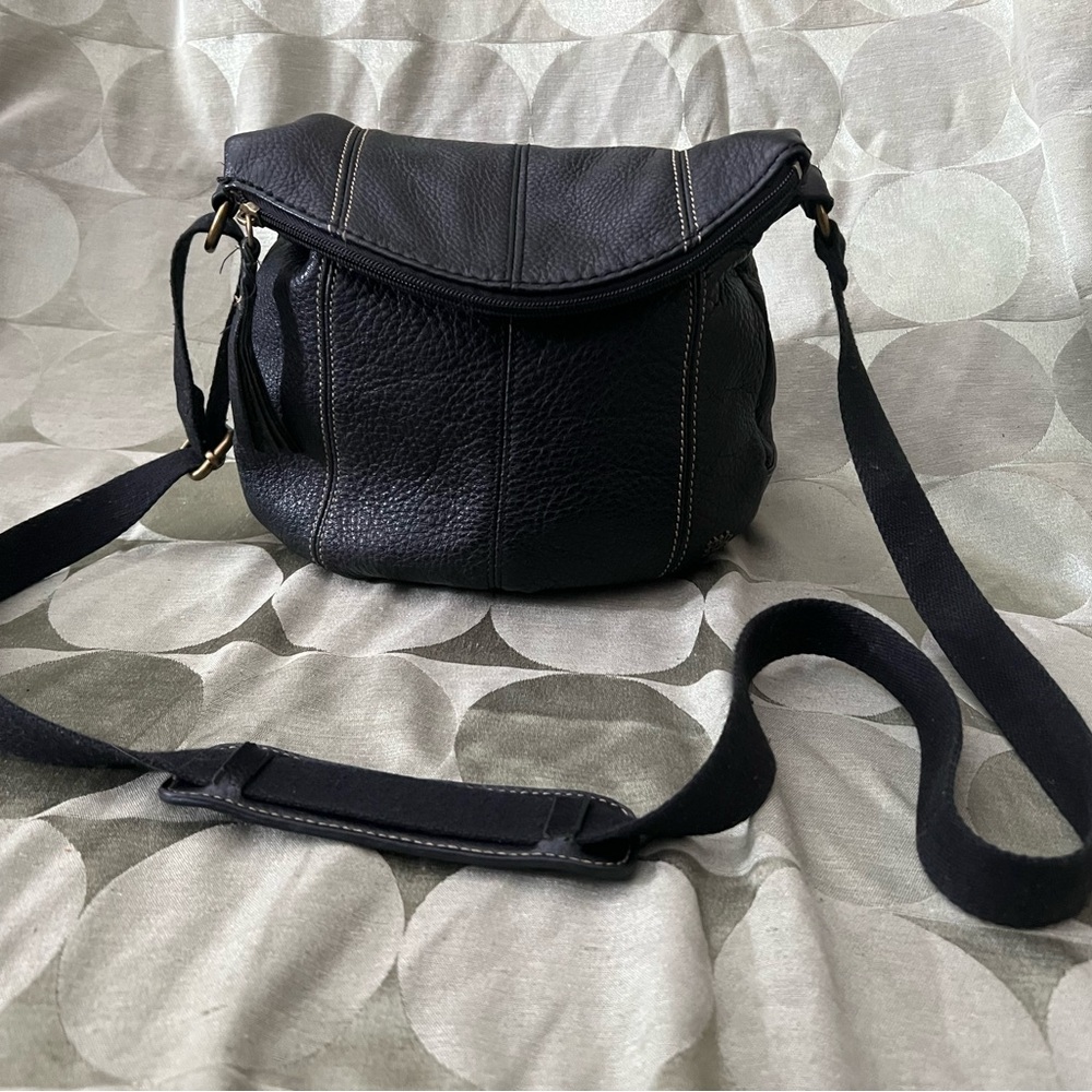 The SAK Elegant Black Leather Shoulder/ Crossbody Bag